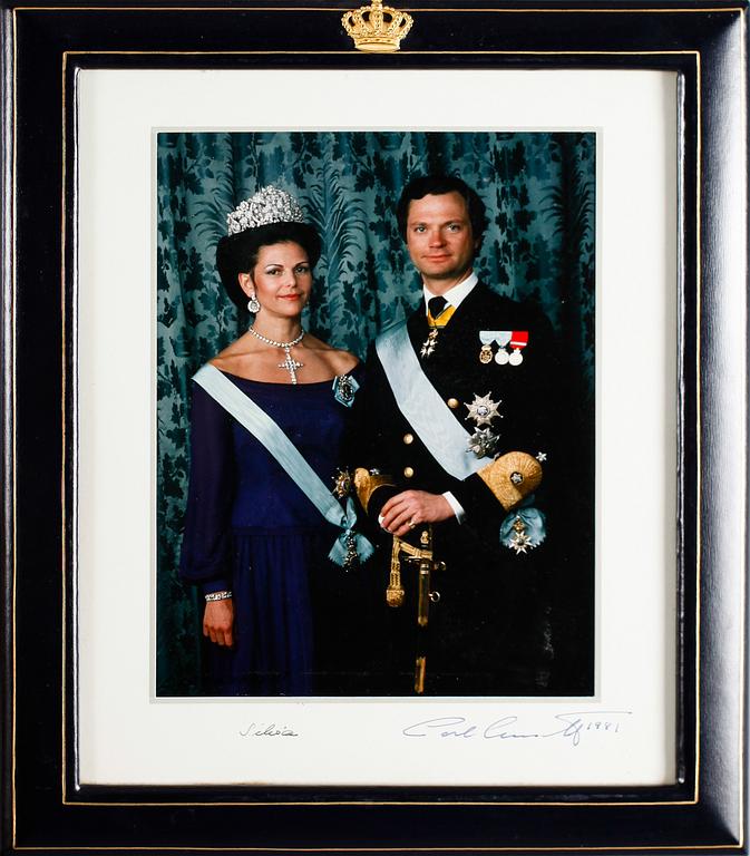 FOTOGRAFI, Kung Carl Gustaf samt Drottning Silvia, signerade av kungaparet samt daterad 1981.