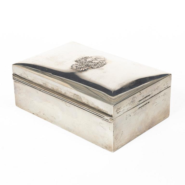 C.G. Hallberg, CG Hallberg, tobacco box, silver, Stockholm 1912, with the Wijnbladh family coat of arms.