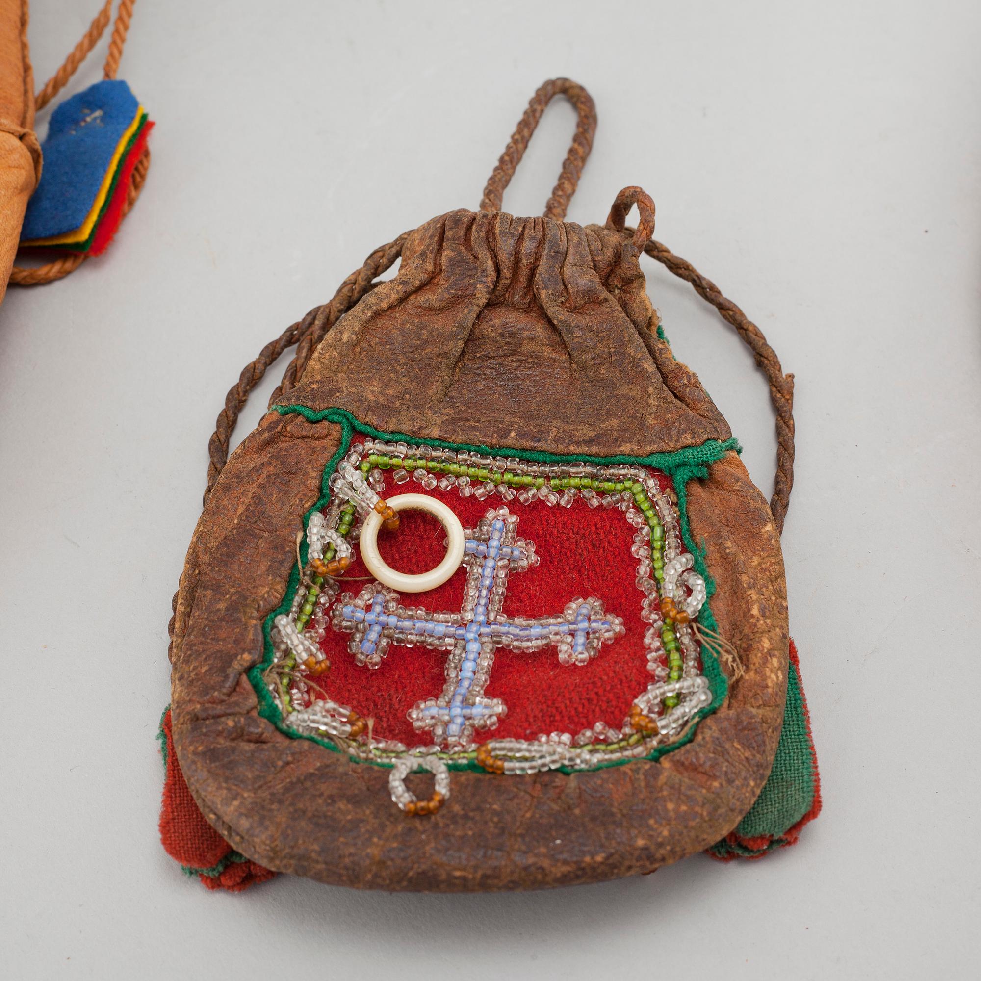 VÄSKOR, 4 st, samerarbeten, läder, 1900-tal.