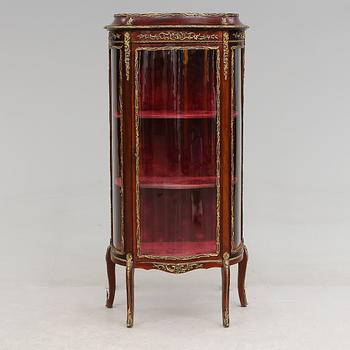 VITRINSKÅP, 1900-talets första hälft.