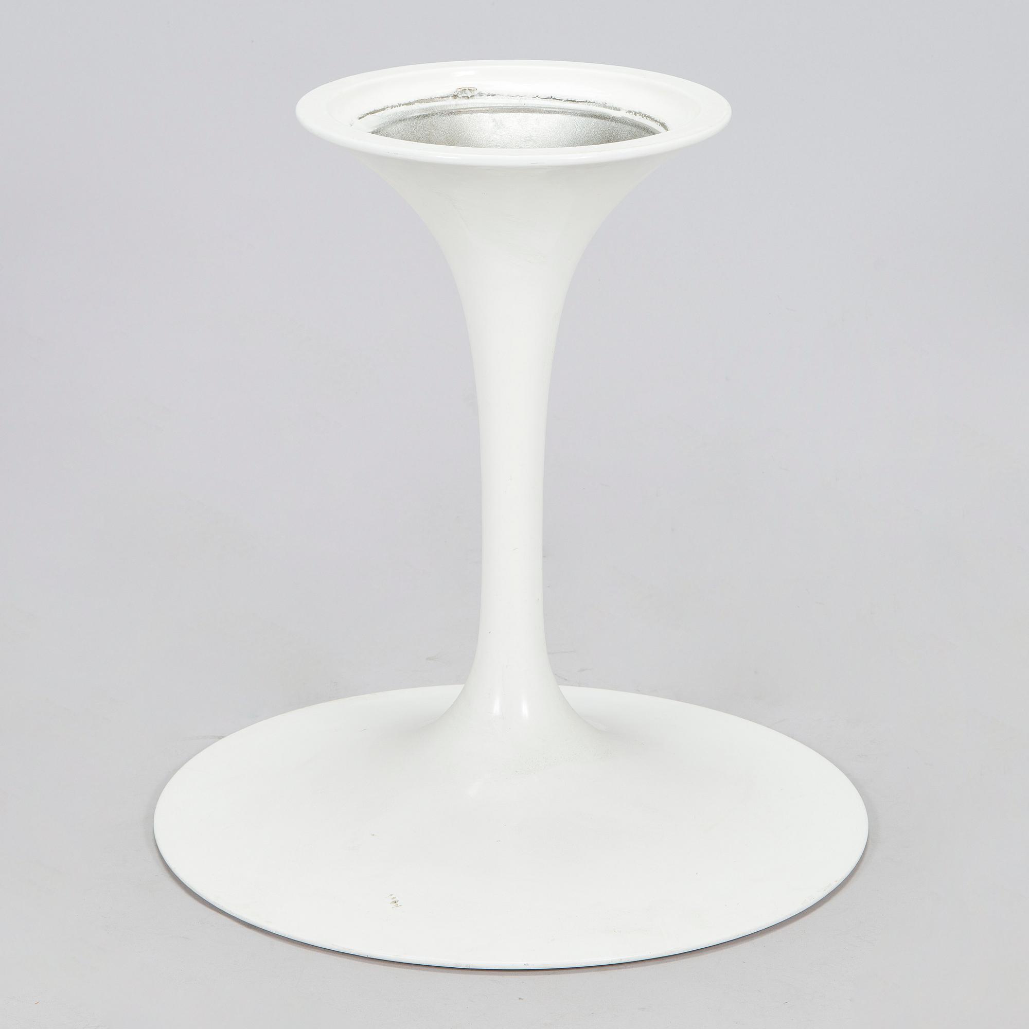 Eero Saarinen, pöytä, "Tulip", Artek. Lisenssillä valmistettu Billnäsin tehtailla, Fiskars, 1900-luvun puoliväli.