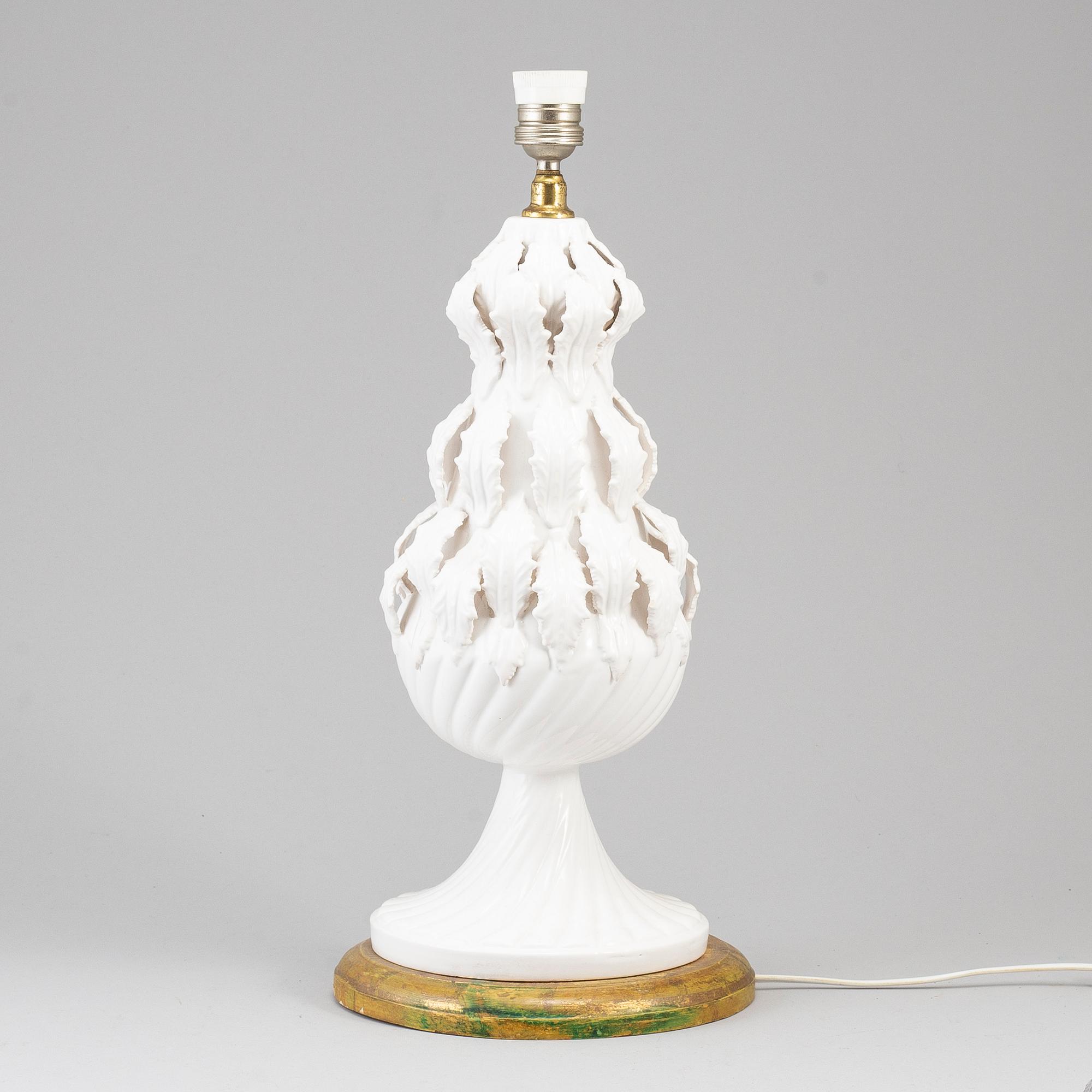 A late 20th century porcelaine table lamp.