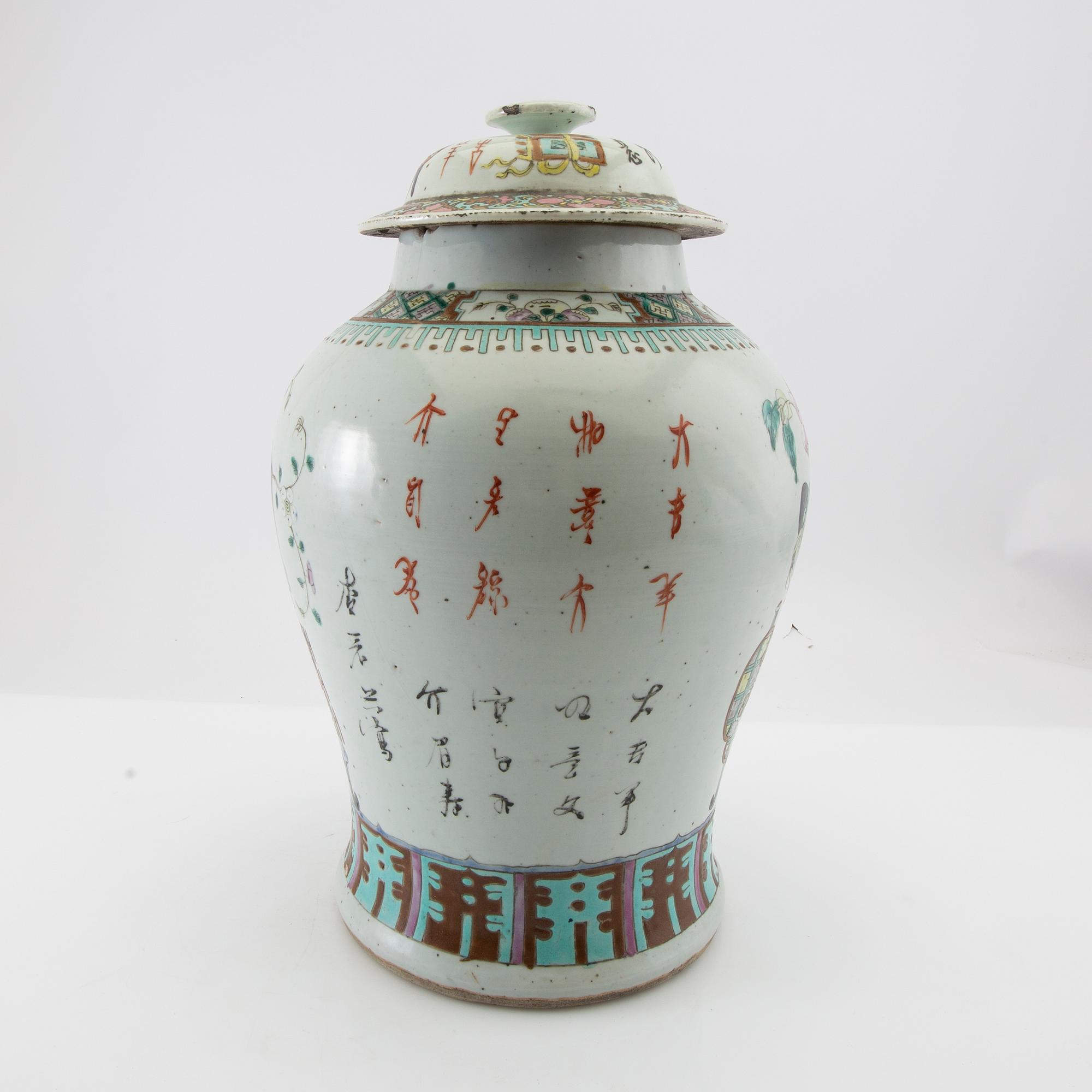 A Chinese porcelain urn with cover, 19th/20th century.