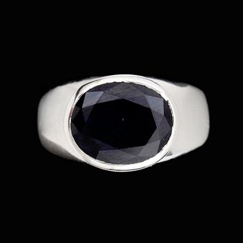 RING, sterling silver med oval fasettslipad blå safir ca7,19ct enl cert, cert GIS india medföljer.