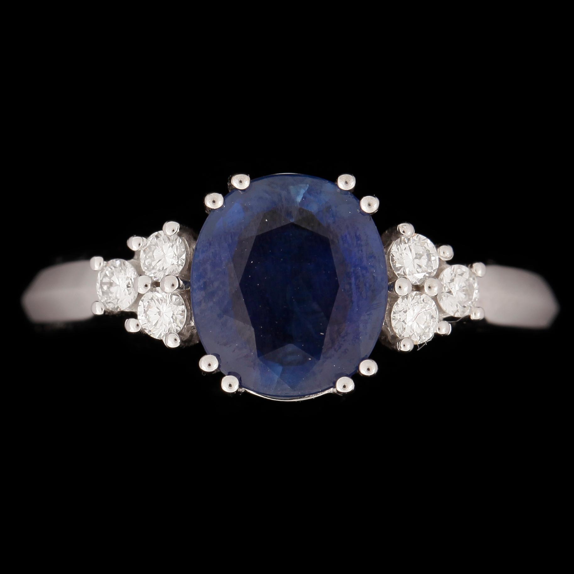 RING, 18k vitguld med safir 2,26ct och diamanter tot 0,20ct. Vikt ca 4,8 gram.