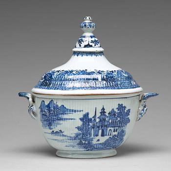 924. A blue and white tureen with cover, Qing dynasty, Qianlong (1736-95).