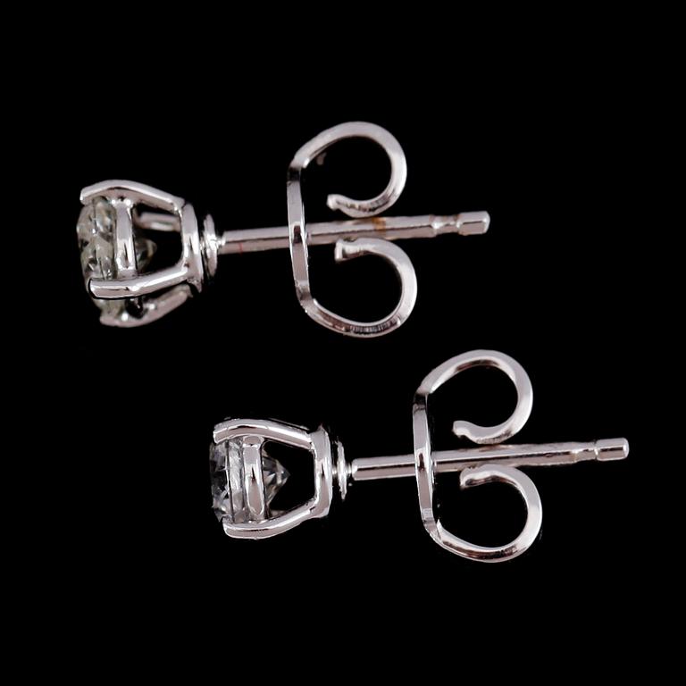 ÖRHÄNGEN, 1 par, 18 k vitguld, solitära briljantslipade diamanter tot 0.55 ct.