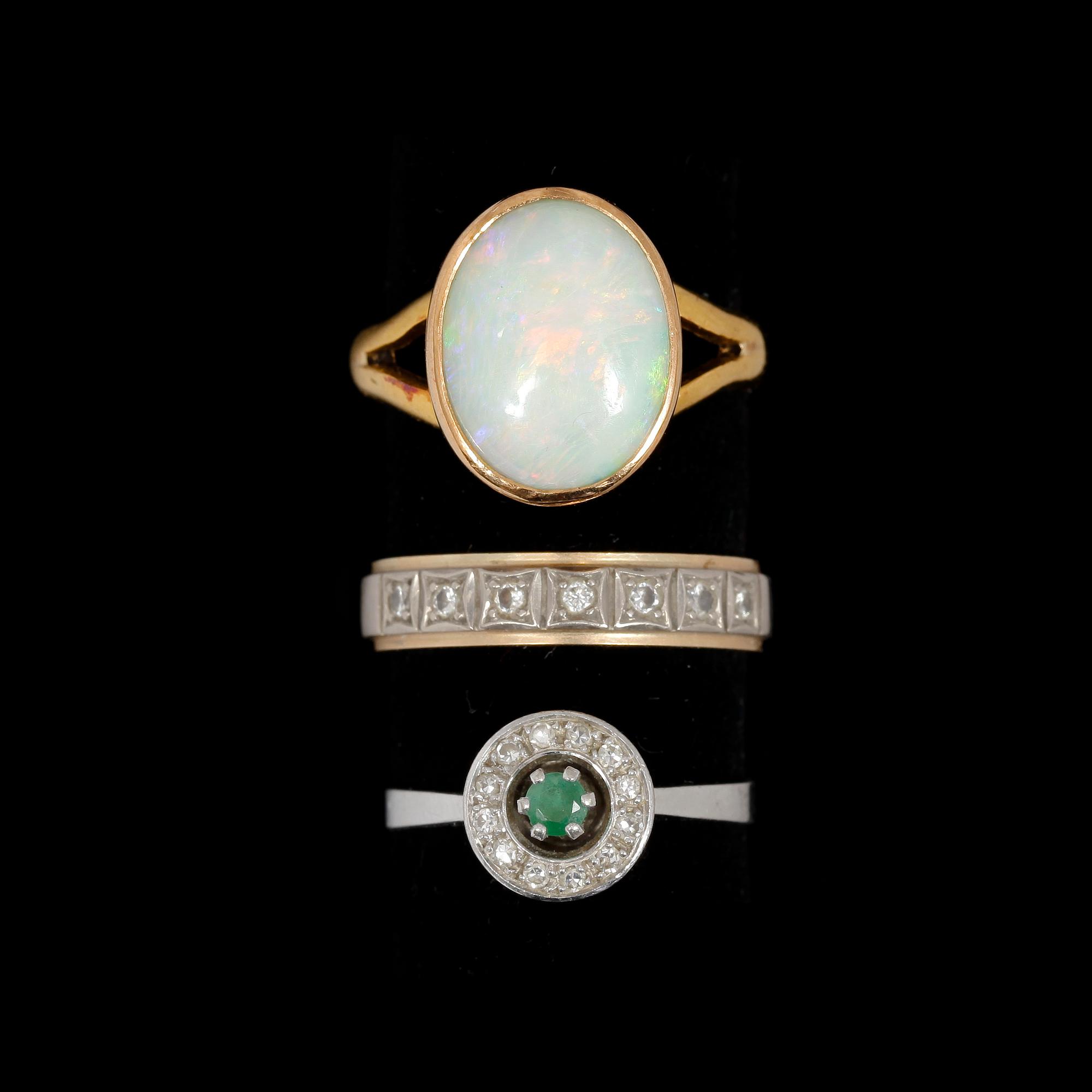 RINGAR, 3st, 18k och en 23k guld med cabochonslipad opal. Tot.vikt 14,2g.