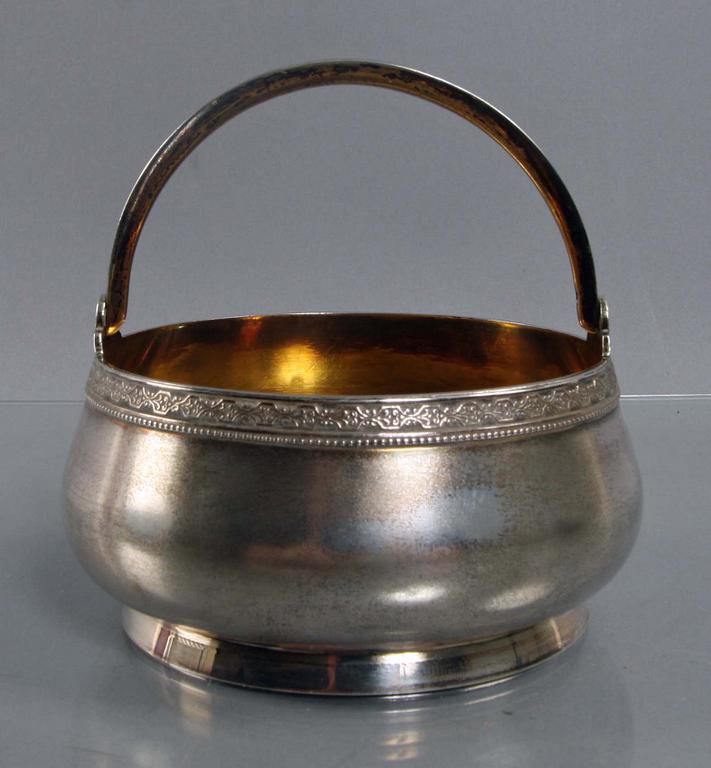 SKÅL MED HÄNKEL, silver. Ryssland.