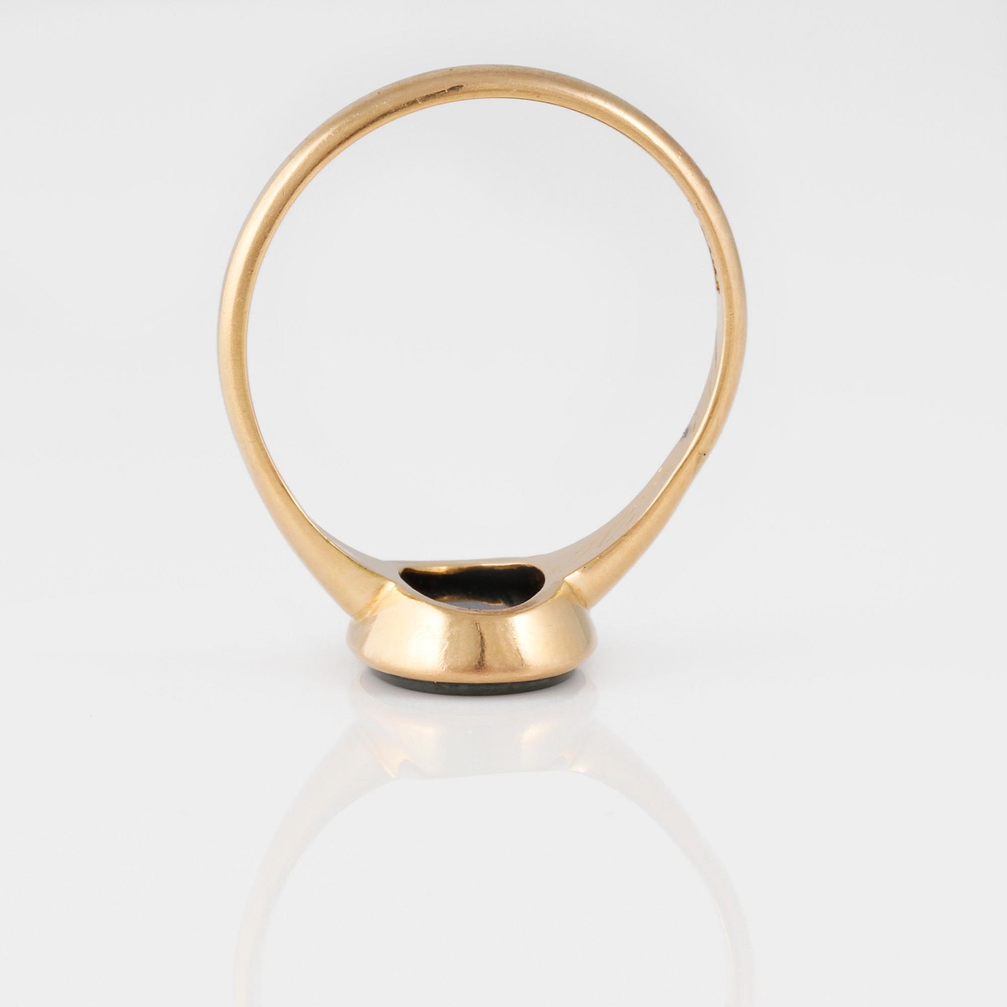 RING, 18K guld samt slipad onyx, Göteborg, 1940. Vikt 3,8 gram.