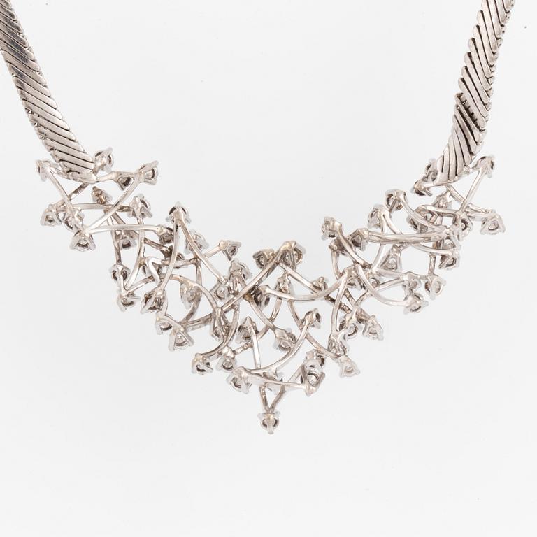 NECKLACE, with diamonds.