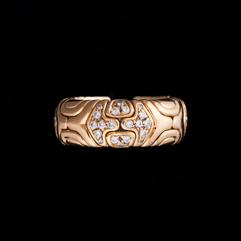 RING, 18K guld, diamanter. Bulgari. Vikt ca 14 g.