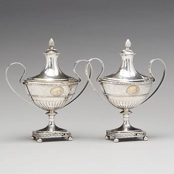 Hans Lyberg, sockerskålar med lock, ett par, silver, Borås 1805. Sengustavianska.