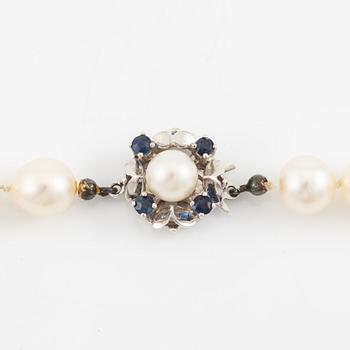 Pärlcollier, med odlade pärlor, med lås 18K vitguld med safirer.