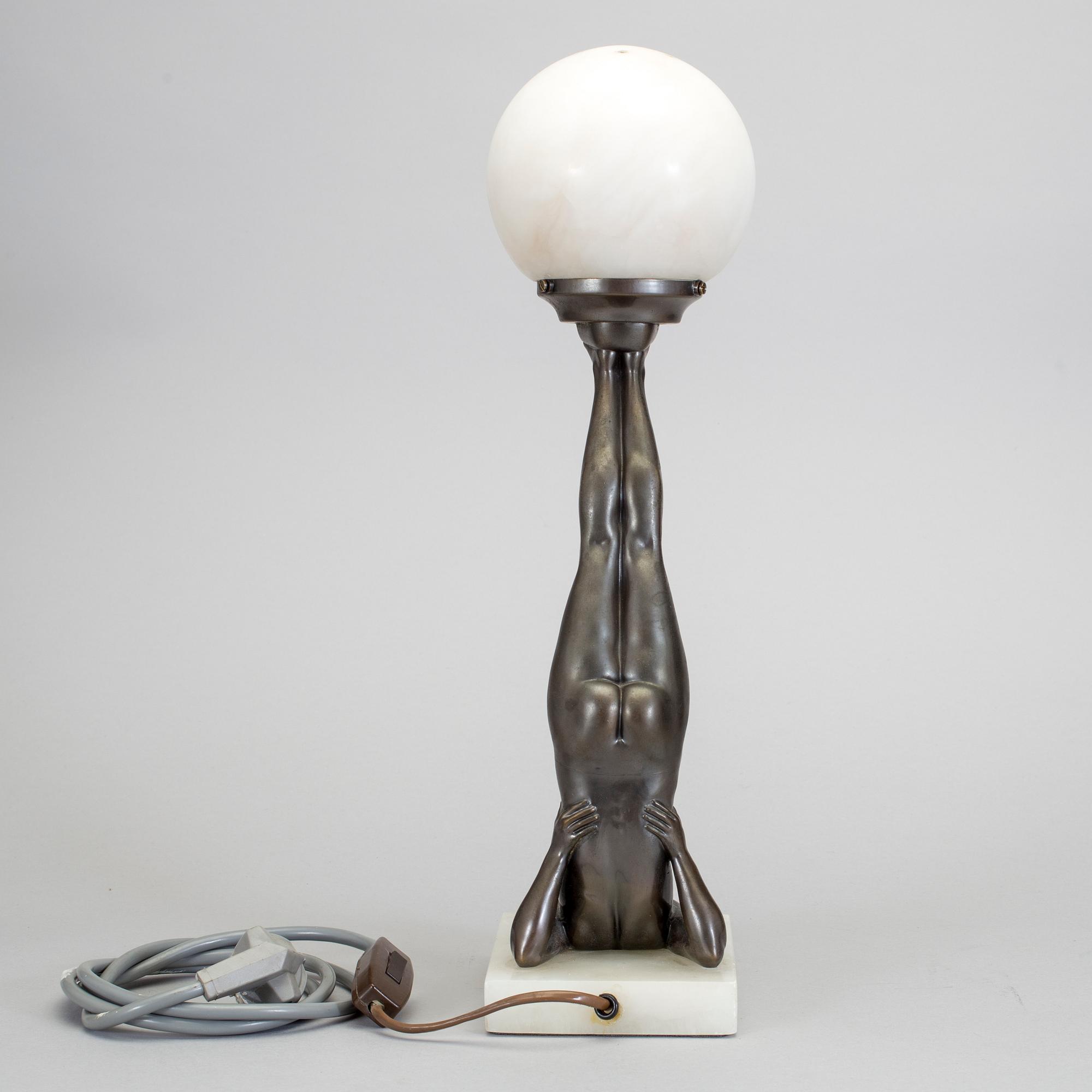 BORDSLAMPA, patinerad brons och alabaster. Art deco, 1920-/30-tal.