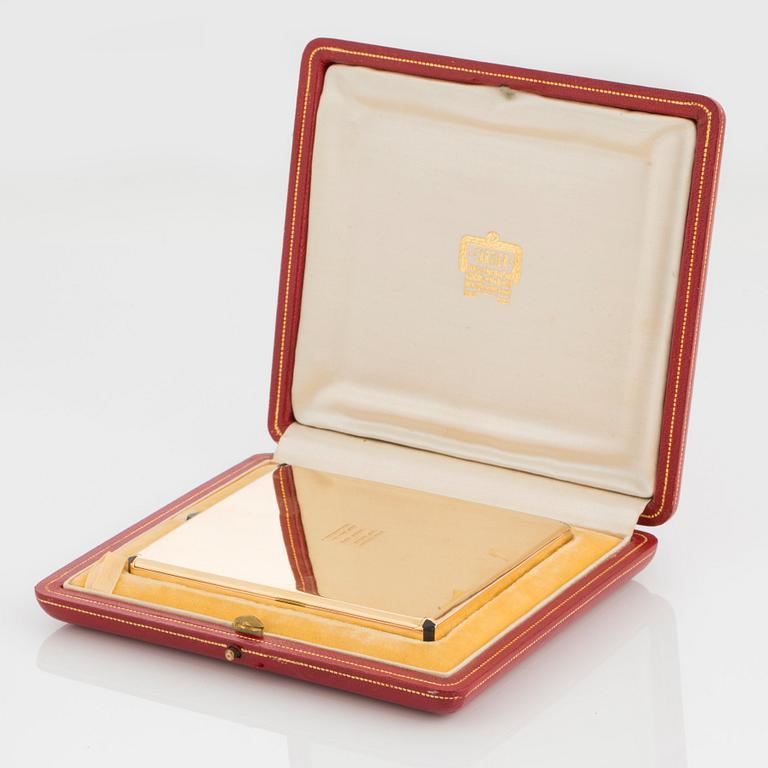 A Cartier cigarett case in 18K gold set with sapphires.