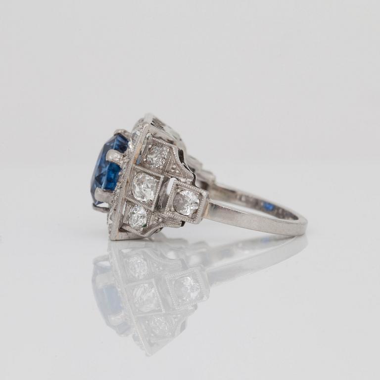 A circa 3.80 ct unheated Ceylon sapphire and old-cut diamond ring. Certificate from Gübelin.