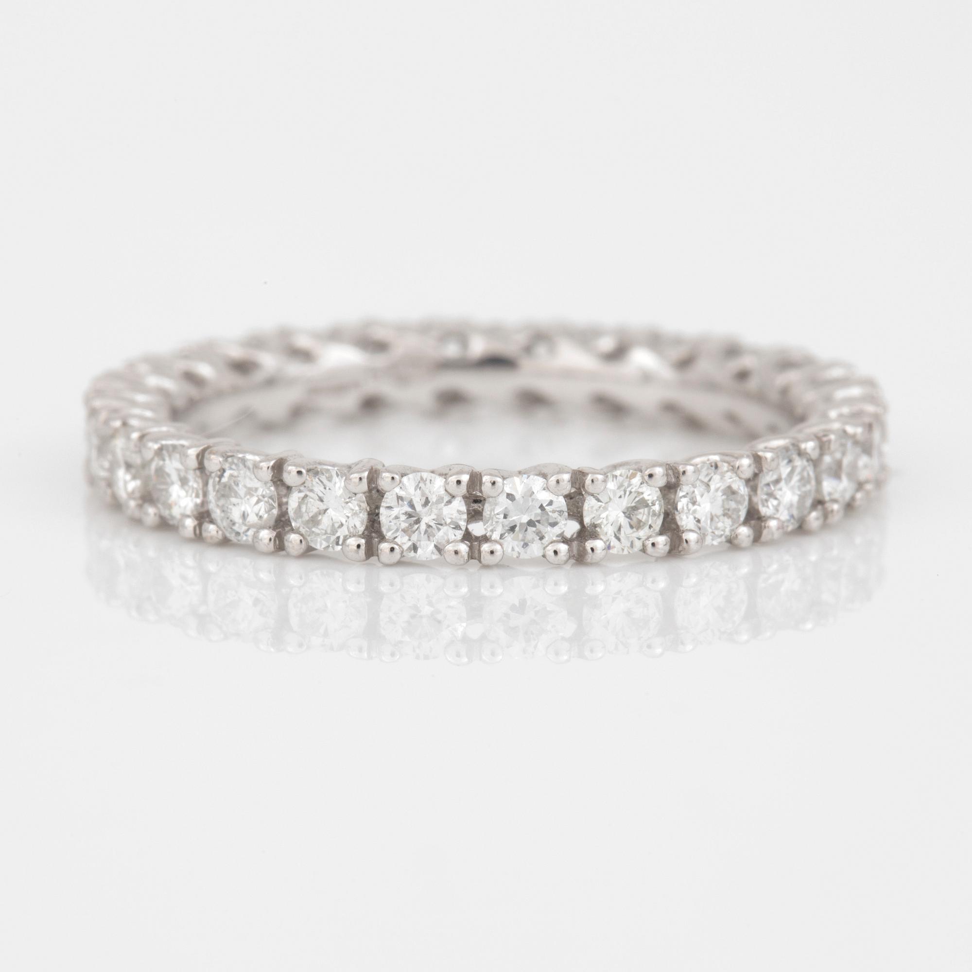 RING, 18K vitguld med briljantslipade diamanter ca 1.15 ct. Vikt 1,9 gram.