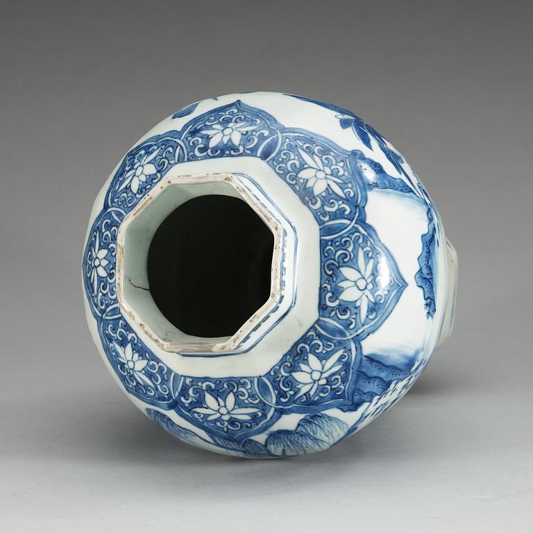 A blue and white Transitional jar, 17th Century.