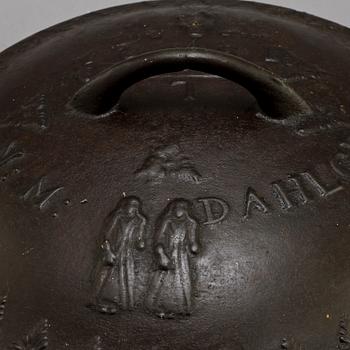 GRYTA MED LOCK, märkt "1831 BRUZAHOLM N: M: DAHLGREN".