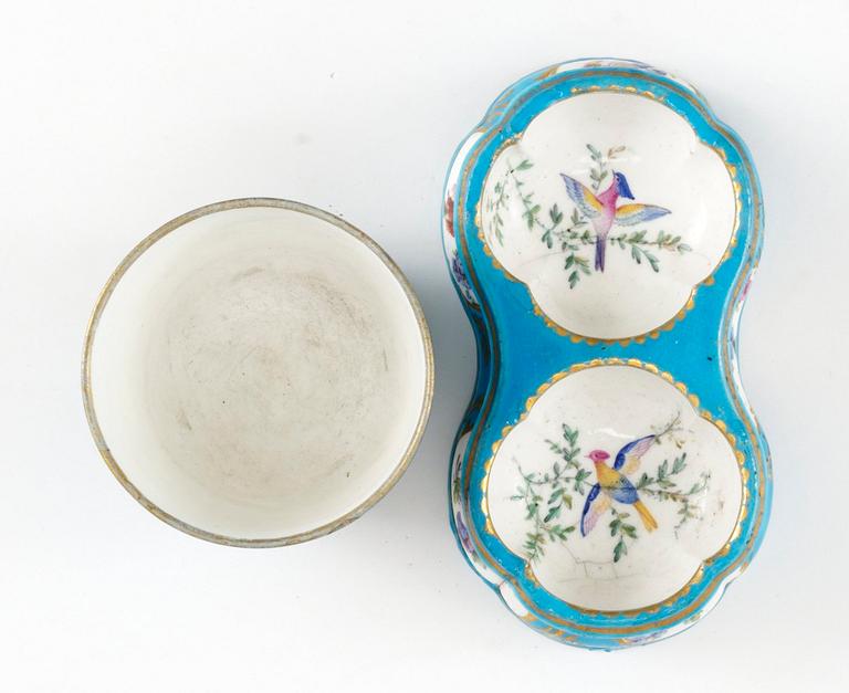 KRYDDKAR samt KOPP, porslin. Frankrike, Sevres, 1700-tal.