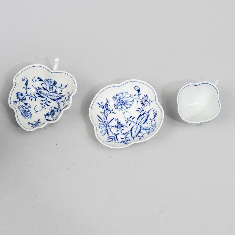 A set of ten porcelain pieces, 'Zwiebelmuster', Meissen and Teichert-Werke in Meissen, Germany.