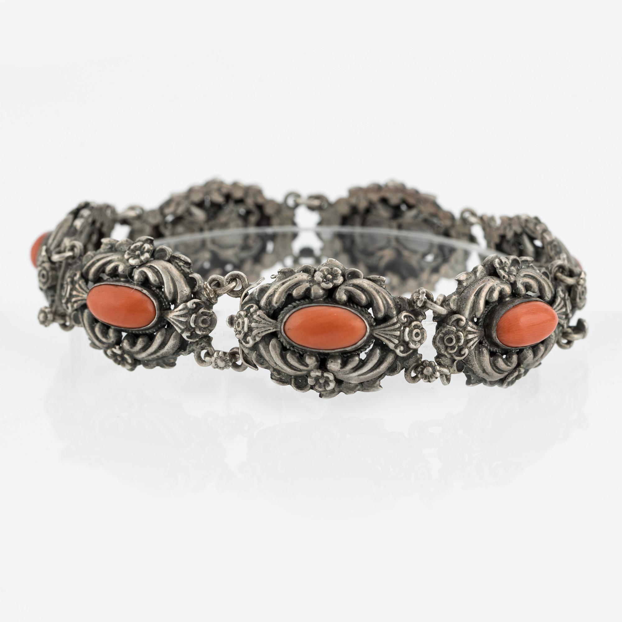 Armband, silver med korall, Ungern.