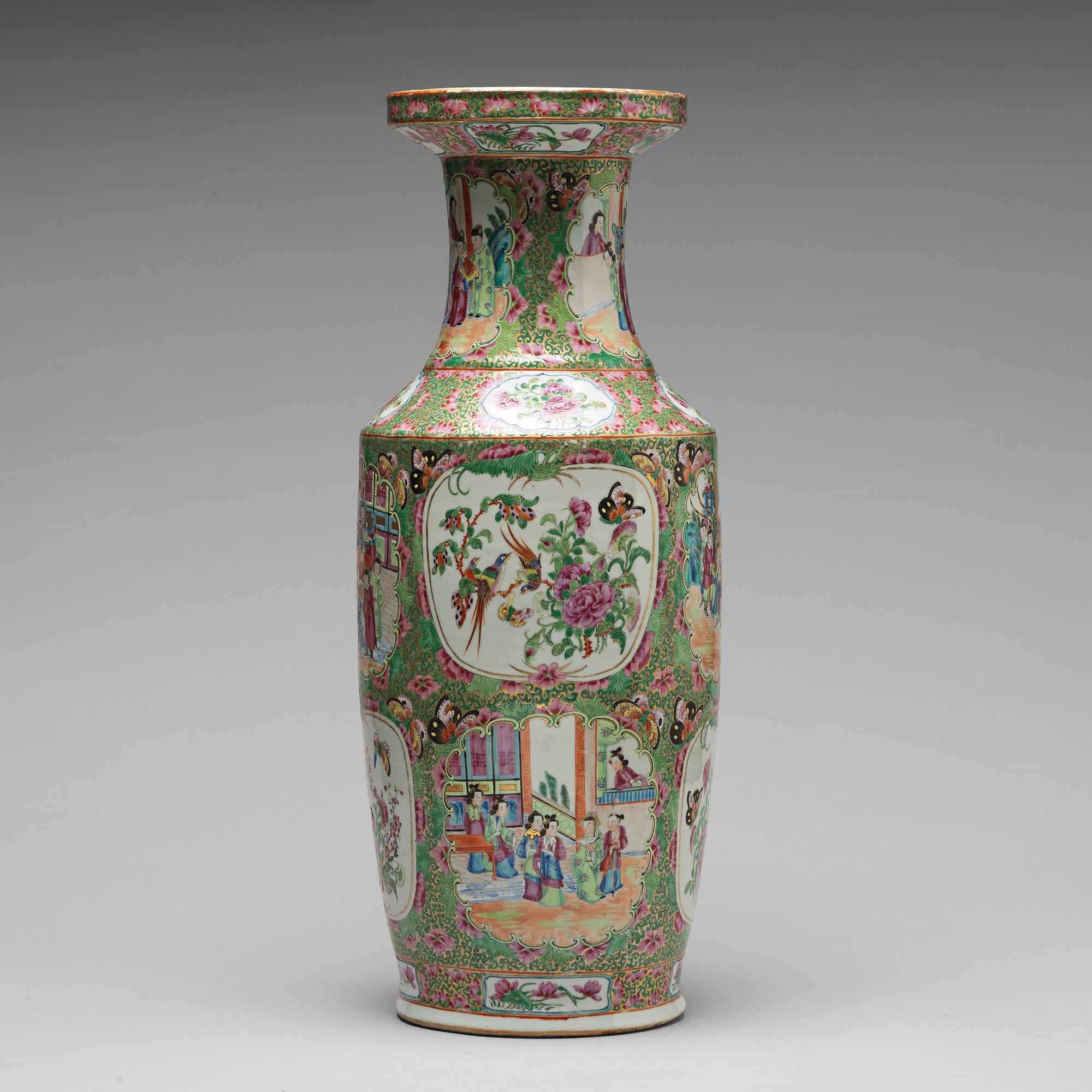 A large famille rose vase, Canton, Qing dynasty, 19th Century.