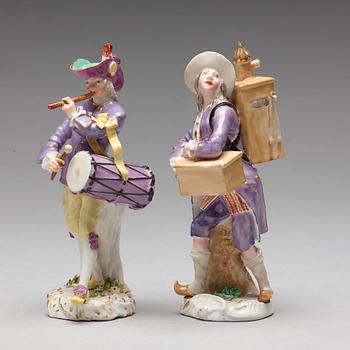 Two porcelain figurines of musicians, after Meissen, 19th Century.