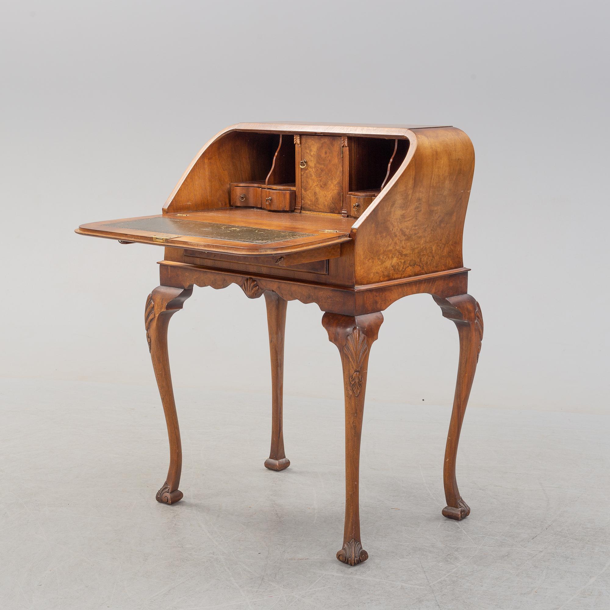 SECRETAIRE, Queen Anne-style, England, 20th century.