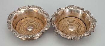 VINCOASTERS, 2 st, försilvrad koppar samt trä, 1800-tal.