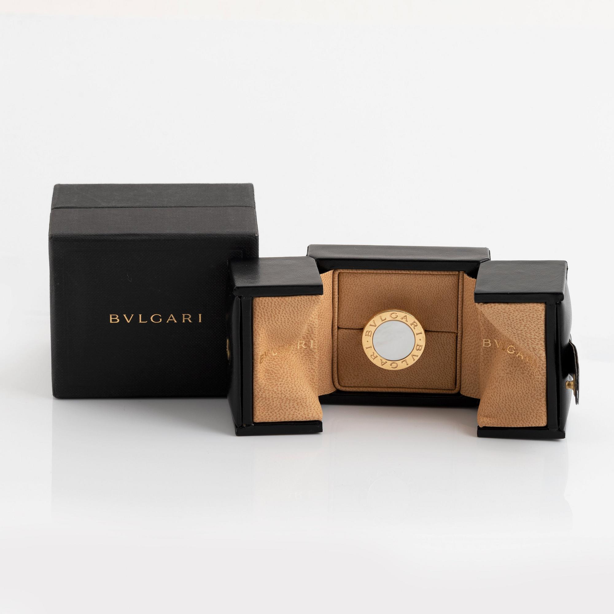 An 18K gold and mother of pearl Bulgari ring.