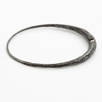 PA Lundahl-Terrs, a necklace and a bracelet, iron and round brilliant-cut diamonds.