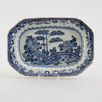 STEKFAT, porslin, Kina, Qianlong 1736-1795.