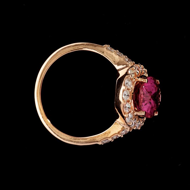 RING, turmalin 3.07 ct samt briljantslipade diamanter totalt 0.87 ct.