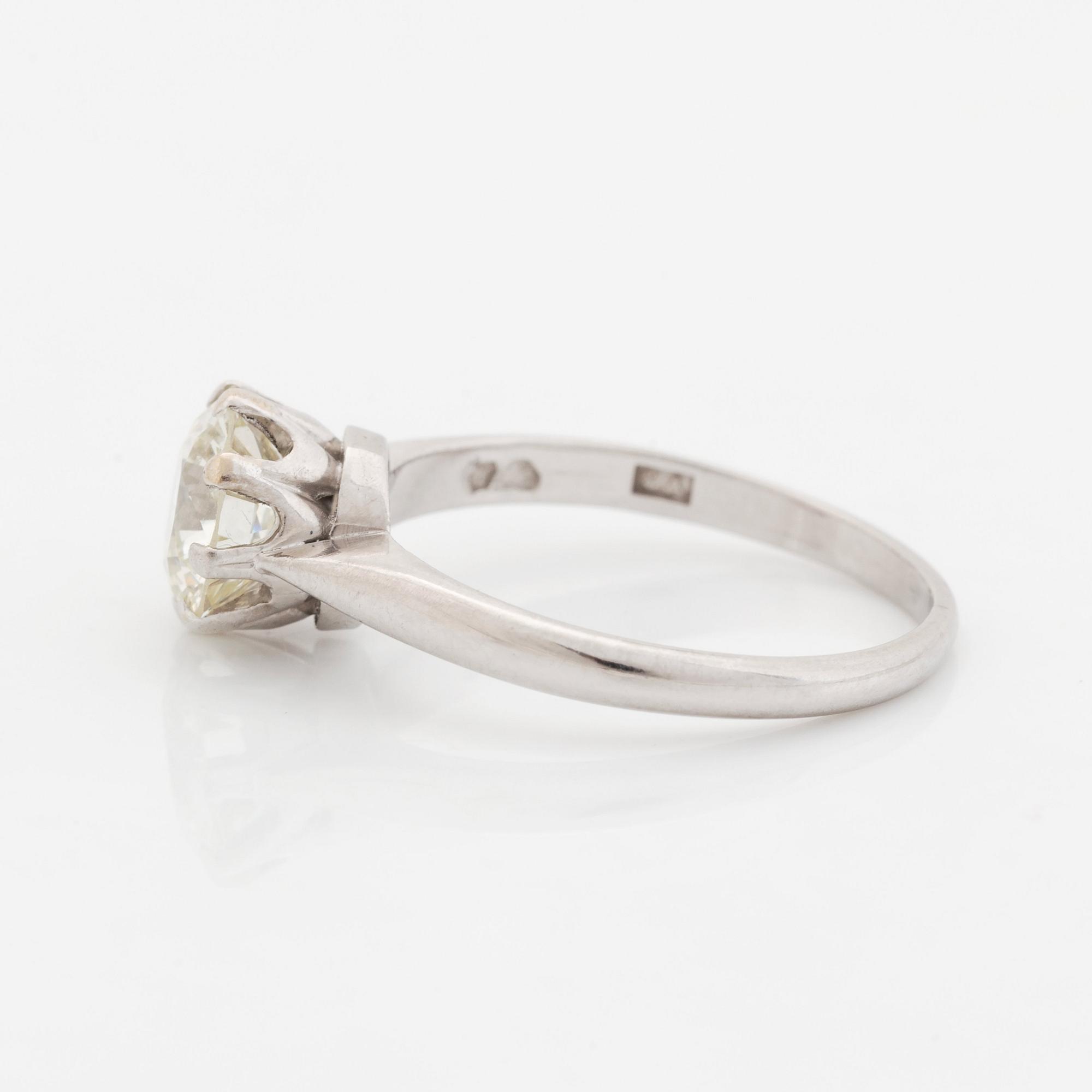 Ring platina med en gammalslipad diamant, Wiwen Nilsson.