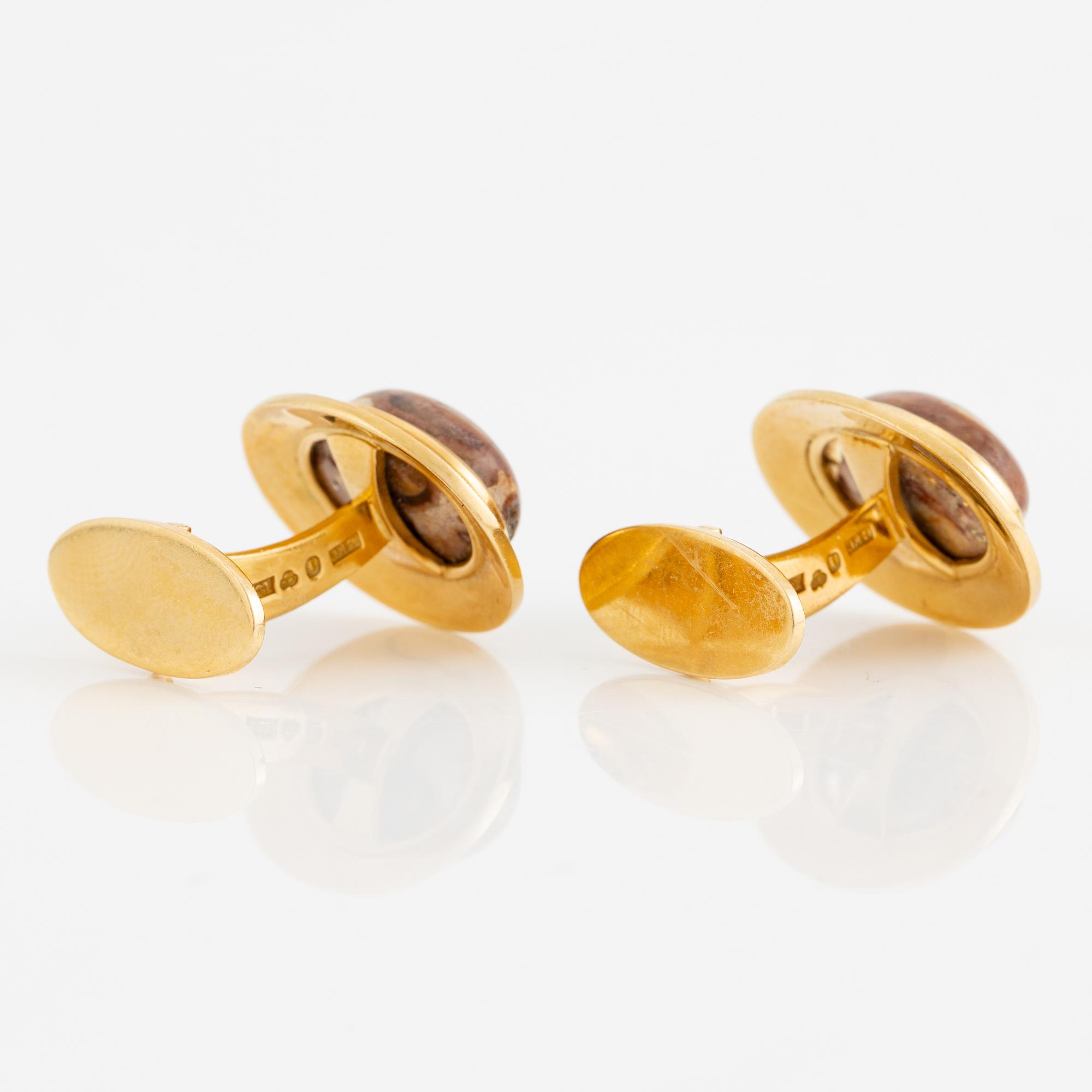 CF Carlman, ett par manschettknappar 18K guld med opalmatrix.