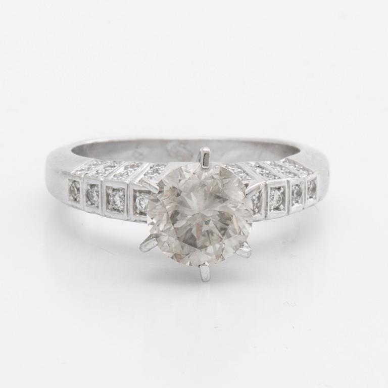 RING 14K vitguld m 1 briljant ca 1,8 ct, ca L-M VS, sidostenar ca 0,25 ct totalt.