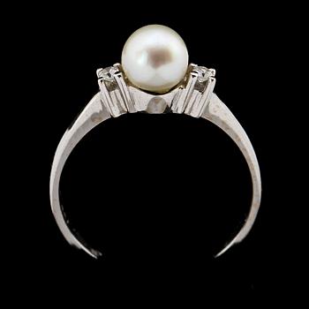 RING, 18k vitguld med pärla och 2 st briljanter. Vikt 2 g.