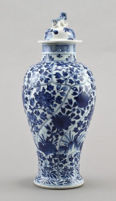 URNA och LOCK, porslin, Kina, Kanxi, 1700-tal samt 1800-tal.