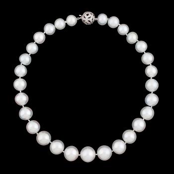 1102. COLLIER, odlade South sea pärlor, ca 17,9-12,6 mm, lås med briljantslipade diamanter, tot. 0.88 ct.