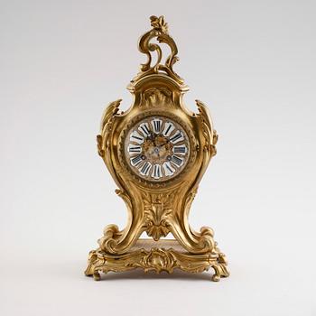 BORDSPENDYL, förgylld brons, rokokostil,  Frankrike, 1800-tal.