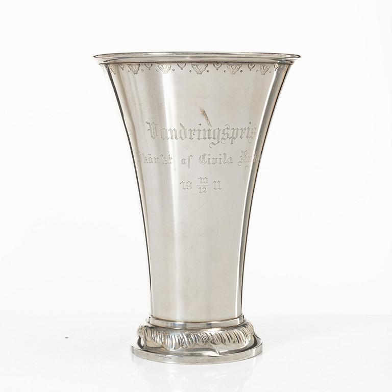 A silver beaker, CG Hallberg, Stockholm, 1911.