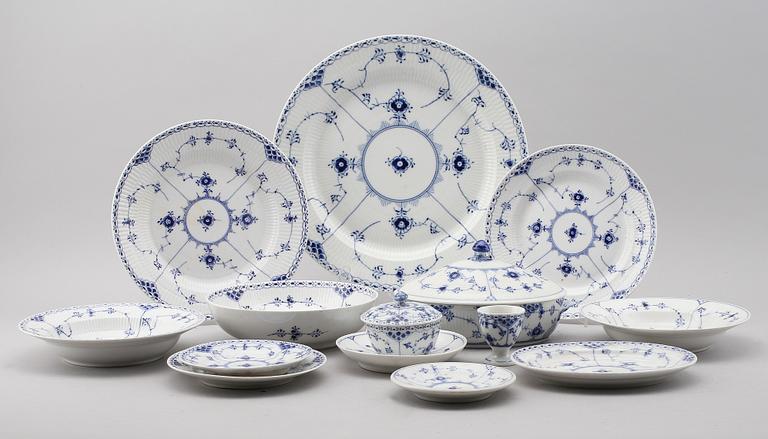 SERVISPORSLIN, 48 delar, porslin, "musselmalet", Royal Copenhagen.