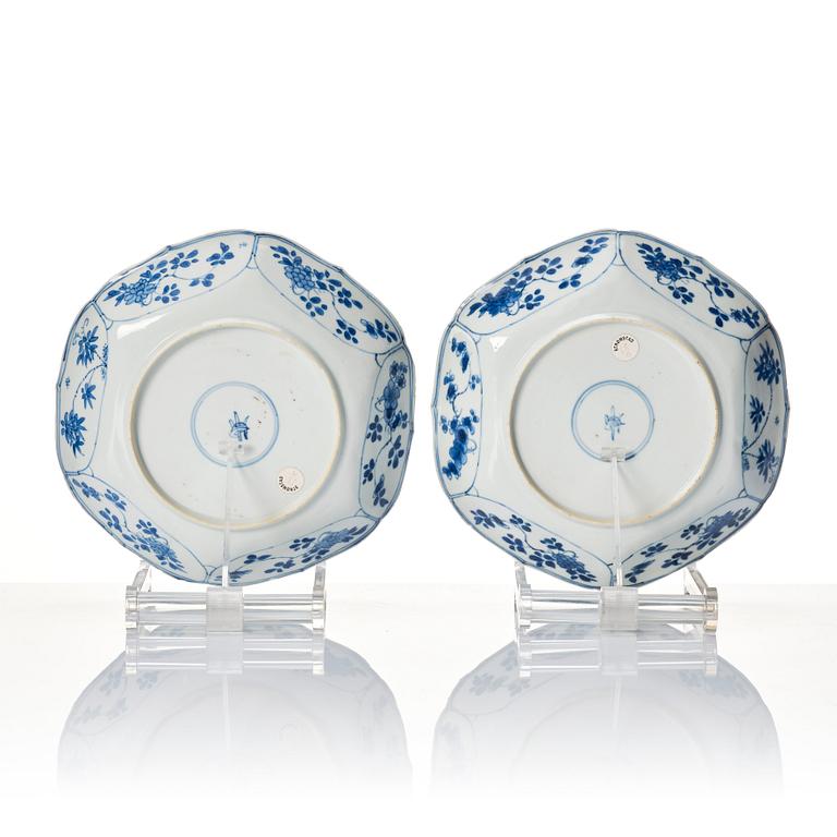 A pair of blue and white plates, Qing dynasty, Kangxi (1662-1722).