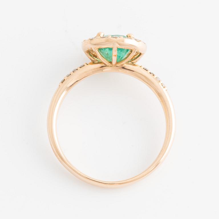 Ring 18K guld med en fasettslipad smaragd och runda briljantslipade diamanter.