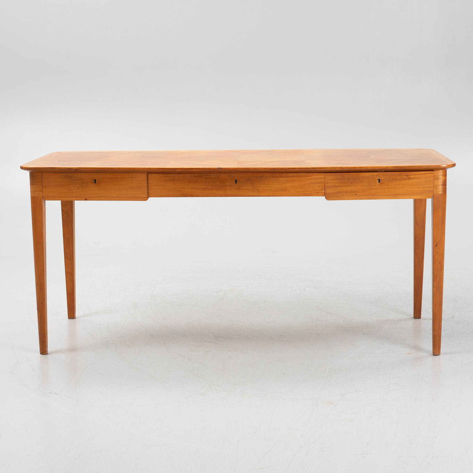 A mahogany veneered writing desk, 20th Century.