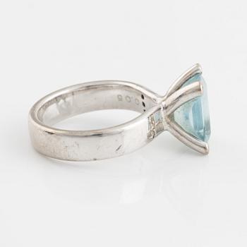 Ring, vitguld, Jarl Sandin, med akvamarin samt briljantslipade diamanter.