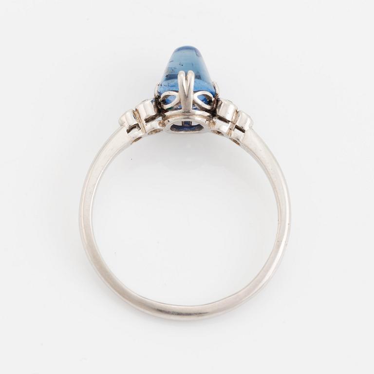 Ring platina med en cabochonslipad safir.