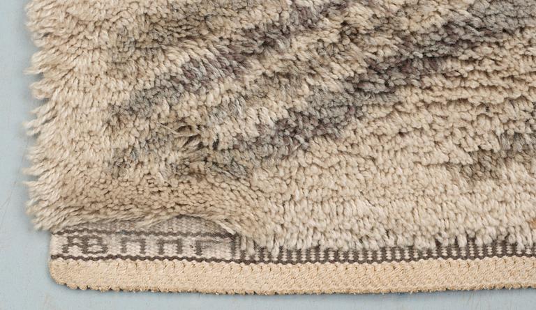 RUG. "Tigerfällen, white with grey". Knotted pile (rya). 133 x 89,5 cm. Signed AB MMF BN.